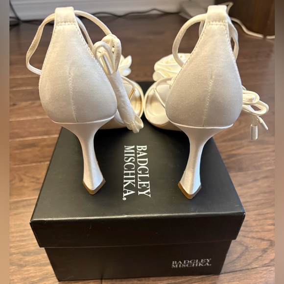 BNIB Badgley Mischka Janelle Rosette Wrap Heels - Picture 5 of 6
